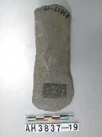 藏品(長條形淺腰舌刃打製石斧)的圖片